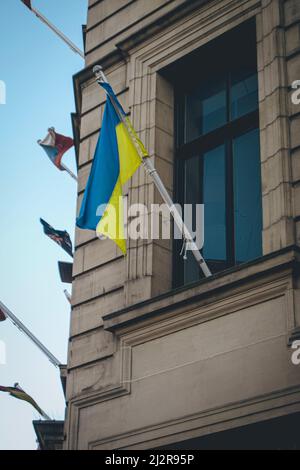 Le drapeau ukrainien est visible sur un bâtiment du conseil de la ville de Perth, en Écosse, au Royaume-Uni. Banque D'Images