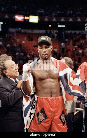 Lennox Lewis contre Tony Tucker, a été facturé comme Star Spangled Glory, un match de boxe professionnel disputé le 8th mai 1993 pour le championnat WBC Heavyweight. Lewis a gagné par décision unanime. 8th mai 1993 Banque D'Images