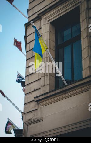 Le drapeau ukrainien est visible sur un bâtiment du conseil de la ville de Perth, en Écosse, au Royaume-Uni. Banque D'Images