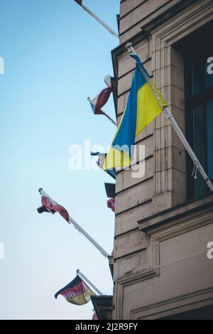 Le drapeau ukrainien est visible sur un bâtiment du conseil de la ville de Perth, en Écosse, au Royaume-Uni. Banque D'Images