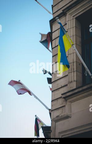 Le drapeau ukrainien est visible sur un bâtiment du conseil de la ville de Perth, en Écosse, au Royaume-Uni. Banque D'Images