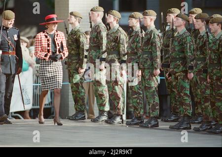 HRH la princesse de Galles, la princesse Diana, visite Portsmouth pour recevoir la liberté de la ville. La princesse inspecte les membres du bataillon du 1st, le régiment royal de la princesse de Wale. Photo prise le 16th octobre 1992 Banque D'Images