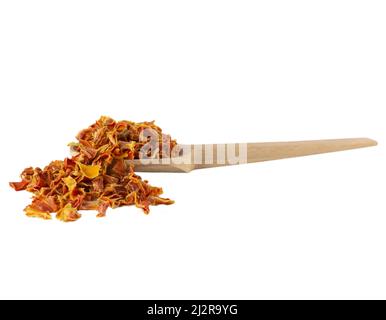 morceaux de carottes séchés sur une cuillère en bois isolée sur fond blanc. Épices et ingrédients alimentaires. Banque D'Images