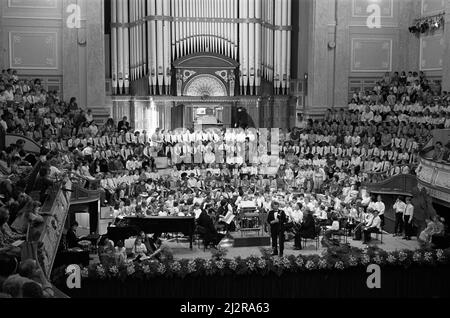 Festival de musique de l'école primaire de Kirklees - des centaines d'élèves de l'école primaire de Kirklees seront vus et entendus le lendemain ou deux sur la plateforme de l'hôtel de ville. Environ 450 personnes étaient sur scène hier soir et un autre nombre similaire emportera leurs sièges pour divertir les spectateurs emballés ce soir et demain soir. Environ 40 écoles y participent et en plus du chant, il y a des pièces musicales et un groupe d'orchestre et d'enregistreur. 13th mai 1992. Banque D'Images