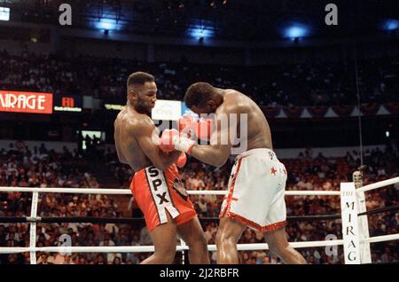 Lennox Lewis contre Tony Tucker, a été facturé comme Star Spangled Glory, un match de boxe professionnel disputé le 8th mai 1993 pour le championnat WBC Heavyweight. Lewis a gagné par décision unanime. (Photo) action de combat. 8th mai 1993 Banque D'Images