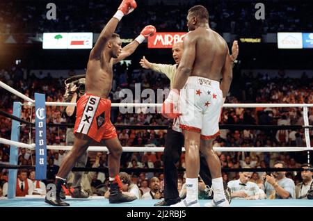 Lennox Lewis contre Tony Tucker, a été facturé comme Star Spangled Glory, un match de boxe professionnel disputé le 8th mai 1993 pour le championnat WBC Heavyweight. Lewis a gagné par décision unanime. (Photo) Lewis lève les bras après la dernière cloche en prévision de sa victoire. 8th mai 1993 Banque D'Images