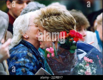 La princesse Diana, S.A.R. la princesse de Galles, salue les adeptes lors de sa visite dans le nord-est des Anglais. La princesse a visité l'organisme de bienfaisance Turning point à Whitley Bay et Interconnection Systems. Ici la princesse reçoit des fleurs, un câlin et une carte de Teresa Moïse ce jour aussi, le 9th décembre 1992, la princesse Diana et les princes Charles ont annoncé leur séparation. Photo prise le 9th décembre 1992 Banque D'Images