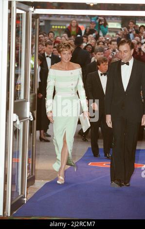 HRH la princesse de Galles, la princesse Diana, arrive au West End Odeon à Leicester Square, pour la première du héros accidentel, en aide à MENCAP auquel elle est patron. Le héros de l'accident, les stars Dustin Hoffman et Geena Davis. La princesse porte une superbe robe blanche et vert pâle à l'épaule. Photo prise le 16th avril 1993 Banque D'Images