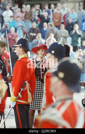 HRH la princesse de Galles, la princesse Diana, visite Portsmouth pour recevoir la liberté de la ville. Vu ici plaisantant avec le groupe. Dans les autres cadres de cet ensemble, la princesse inspecte les membres du bataillon 1st, le régiment royal de la princesse de Wale. Photo prise le 16th octobre 1992 Banque D'Images
