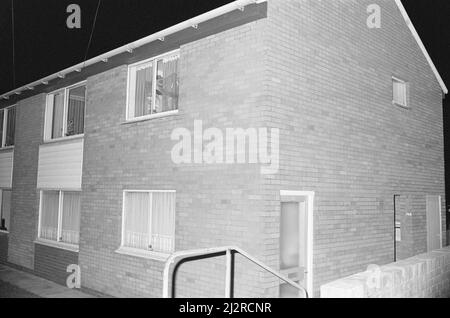 Ian Bennett décès, janvier 1992. Le 1st janvier 1992, Ian Bennett a été tué par balle par la police, des agents d'armes à feu de la police du West Yorkshire, dans son appartement Rastrick. M. Bennett, 34 ans, avait brandi une arme à feu aux officiers armés entourant l'appartement de Sherburn Road et avait refusé du déposer. L'arme a été trouvée plus tard comme une imitation d'arme. La police avait été appelée par un chauffeur de taxi, qui aurait été menacé quelques heures plus tôt par un homme brandissant une épée. Une enquête déterminée plus tard, les markmen de police qui ont abattu Ian Bennett ont agi légalement, le verdict, à la fin d'une enquête de deux mois et après presque deux Banque D'Images