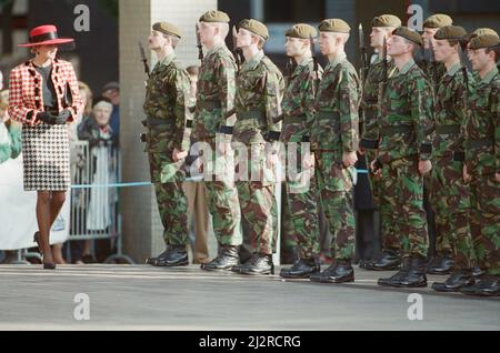 HRH la princesse de Galles, la princesse Diana, visite Portsmouth pour recevoir la liberté de la ville. La princesse inspecte les membres du bataillon du 1st, le régiment royal de la princesse de Wale. Photo prise le 16th octobre 1992 Banque D'Images