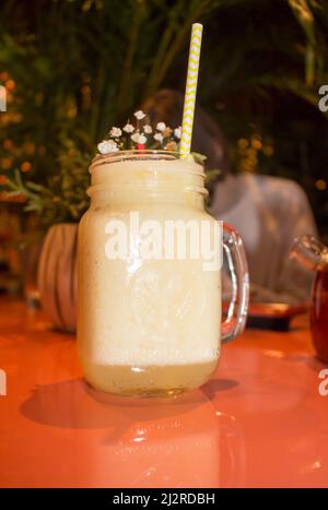 Petit déjeuner sain. Smoothie à la banane et aux amandes avec flocons de cannelle et d'avoine et lait de coco dans des pots en verre Banque D'Images