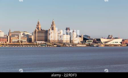 Liverpool, Royaume-Uni : bâtiments au bord de l'eau surplombant la rivière Mersey, dont le bâtiment Royal Liver, la cathédrale anglicane et le musée. Banque D'Images