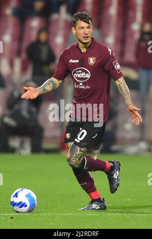 Salerno, Italie. 02nd avril 2022. Pasquale Mazzocchi (États-Unis Salerntana 1919) en action pendant le match de la série A 2021/22 entre les États-Unis Salerntana 1919 et le Torino football Club au stade Arechi à Salerno, en Italie, le 2 avril 2022. (Photo par Agostino Gemito/Pacific Press/Sipa USA) crédit: SIPA USA/Alay Live News Banque D'Images