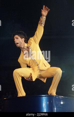 Le Prince, star pop américaine, se déroulant sur scène à Earls court, Londres, lors de sa tournée Diamonds and Pearls. 15th juin 1992. Banque D'Images