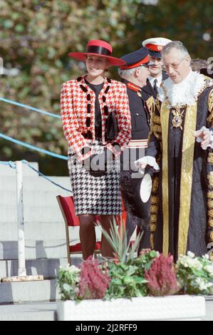HRH la princesse de Galles, la princesse Diana, visite Portsmouth pour recevoir la liberté de la ville. Dans les autres cadres de cet ensemble, la princesse inspecte les membres du bataillon 1st, le régiment royal de la princesse de Wale. Photo prise le 16th octobre 1992 Banque D'Images