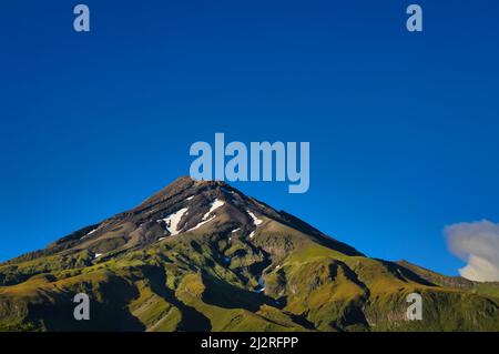 Le volcan Mont Taranaki (Mont Egmont), Île du Nord, Nouvelle-Zélande par temps clair. Banque D'Images