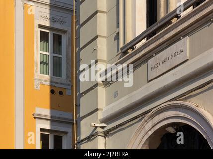 Panneau sur le mur extérieur du palais de l'hôtel de ville à Piazza Unità d'Italia, la place principale de Trieste, Italie, indiquant le nom de la place Banque D'Images