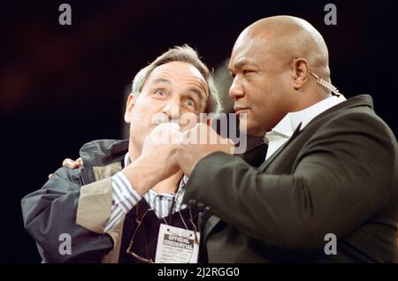 Lennox Lewis contre Donovan Razor Ruddock.Lewis a conservé ses titres britanniques et européens aussi wining le titre de Commonwealth Heavyweight par voie de knock-out dans la deuxième ronde. (Photo) deux fois champion du monde de poids lourd et médaillé d'or olympique George Foreman (à droite) avec fan. 31st octobre 1992 Banque D'Images