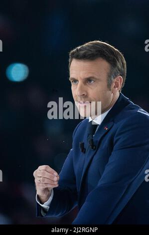 France. 03rd avril 2022. Le président français Emmanuel Macron, candidat à la présidence, lors de sa rencontre dans le stade U Arena à Nanterre près de Paris le 2 avril 2022. Photo par Eliot Blondt/ABACAPRESS.COM crédit: Abaca Press/Alay Live News Banque D'Images