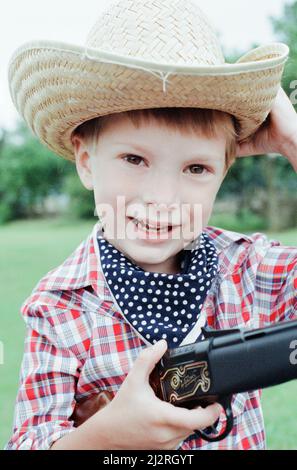 Enfants de l'école de pépinière de Golcar photographiés lors d'une journée de fonds Wild West et d'un barbecue, organisés comme un régal après qu'ils ont gagné un prix pour leur flotteur au gala de Golcar, le 2nd juillet 1992. Banque D'Images