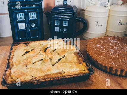 Une pomme maison et une tarte à la citrouille se rafraîchit sur le comptoir après avoir été fraîchement cuite au four. Banque D'Images