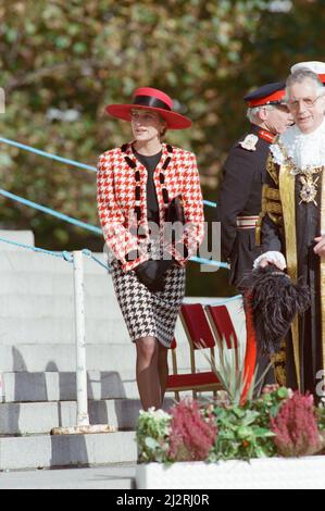 HRH la princesse de Galles, la princesse Diana, visite Portsmouth pour recevoir la liberté de la ville. Dans les autres cadres de cet ensemble, la princesse inspecte les membres du bataillon 1st, le régiment royal de la princesse de Wale. Photo prise le 16th octobre 1992 Banque D'Images