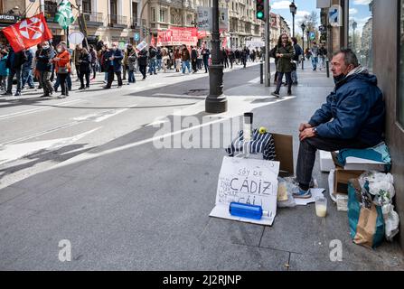 Madrid, Espagne. 03rd avril 2022. Les manifestants défilent dans la rue tout en brandissant des banderoles lors d'une manifestation contre la guerre d'Ukraine et le rôle de « l'expansionnisme impérialiste » de l'OTAN à Madrid. Crédit : SOPA Images Limited/Alamy Live News Banque D'Images