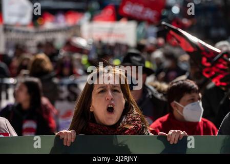Madrid, Espagne. 03rd avril 2022. Un manifestant scanne des slogans au cours d'une manifestation contre la guerre d'Ukraine et le rôle « expansionniste impérialiste » de l'OTAN à Madrid. Crédit : SOPA Images Limited/Alamy Live News Banque D'Images
