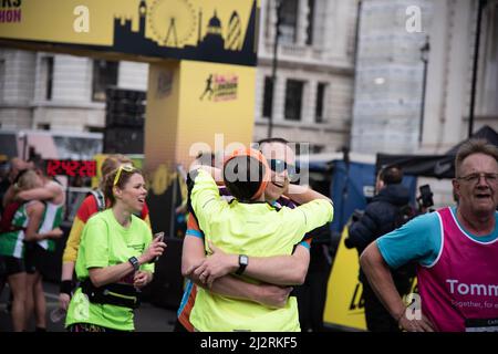 Londres, Royaume-Uni. 03rd avril 2022. Les participants ont vu se serrer après avoir franchi la ligne d'arrivée lors du semi-marathon des monuments de Londres à travers Westminster et la ville. Le semi-marathon du centre de Londres à travers Westminster et la ville a attiré une foule de coureurs et de spectateurs qui ont traversé certains des monuments célèbres de Londres. Crédit : SOPA Images Limited/Alamy Live News Banque D'Images