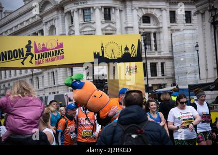 Londres, Royaume-Uni. 03rd avril 2022. Les participants célèbrent après avoir franchi la ligne d'arrivée lors du semi-marathon des monuments de Londres à travers Westminster et la ville. Le semi-marathon du centre de Londres à travers Westminster et la ville a attiré une foule de coureurs et de spectateurs qui ont traversé certains des monuments célèbres de Londres. Crédit : SOPA Images Limited/Alamy Live News Banque D'Images