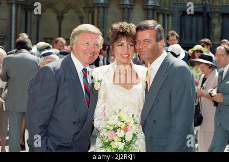 Le mariage de Tony Blackburn et Debbie Thomson a eu lieu à l'église St Margare, Westminster. Ils sont photographiés avec le meilleur homme David Hamilton. 13th juin 1992. Banque D'Images