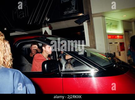 Hystérie a frappé les rues de Stockton alors que des centaines de jeunes écolières criantes visitent la boîte de nuit Mall pour voir ça. Sur la photo, prenez le membre Howard Donald au volant d'une voiture à l'extérieur du club. 30th juin 1992. Banque D'Images