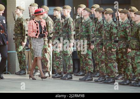 HRH la princesse de Galles, la princesse Diana, visite Portsmouth pour recevoir la liberté de la ville. La princesse inspecte les membres du bataillon du 1st, le régiment royal de la princesse de Wale. Photo prise le 16th octobre 1992 Banque D'Images