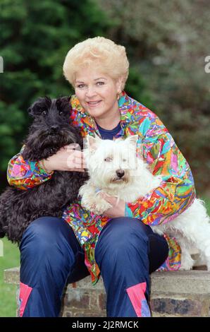 L'actrice PAM St. Clement avec ses deux chiens d'animal de compagnie. 14th avril 1992. Banque D'Images