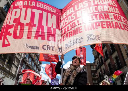Madrid, Espagne. 03rd avril 2022. Un manifestant tient une bannière tout en scandant des slogans lors d'une manifestation contre la guerre d'Ukraine et le rôle de « l'expansionnisme impérialiste » de l'OTAN à Madrid. (Photo par Miguel Candela/SOPA Images/Sipa USA) crédit: SIPA USA/Alay Live News Banque D'Images