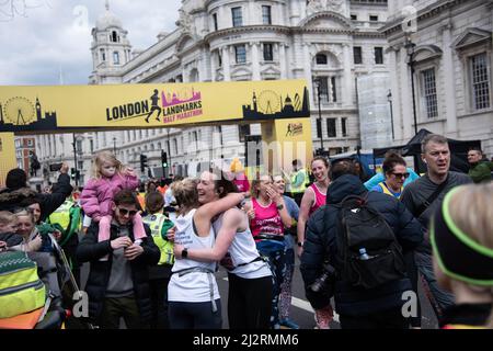 Londres, Royaume-Uni. 03rd avril 2022. Les participants ont vu se serrer après avoir franchi la ligne d'arrivée lors du semi-marathon des monuments de Londres à travers Westminster et la ville. Le semi-marathon du centre de Londres à travers Westminster et la ville a attiré une foule de coureurs et de spectateurs qui ont traversé certains des monuments célèbres de Londres. (Photo de Loredana Sangiuliano/SOPA Images/Sipa USA) crédit: SIPA USA/Alay Live News Banque D'Images