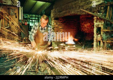 Teesside 2000 attractions touristiques Feature, 22nd juillet 1993. Forgeron Peat Oberon, occupé au travail dans son magasin du Musée Preston Park. Banque D'Images