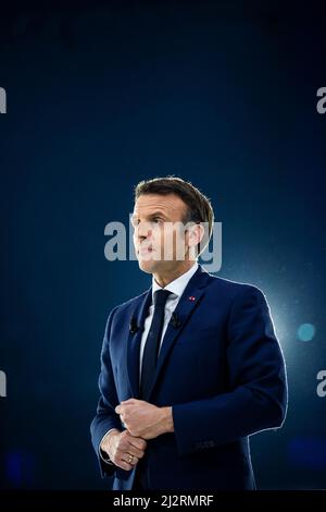 France. 03rd avril 2022. Le président français Emmanuel Macron, candidat à la présidence, lors de sa rencontre dans le stade U Arena à Nanterre près de Paris le 2 avril 2022. Photo par Eliot Blondt/ABACAPRESS.COM crédit: Abaca Press/Alay Live News Banque D'Images