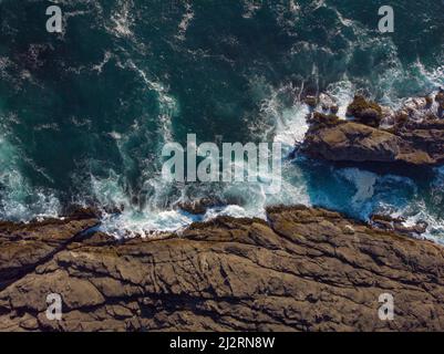 Prise de vue panoramique. Paysage marin majestueux. Côte des Rocheuses et vagues de mousse turquoise et blanche. Il n'y a aucune personne dans la photo. Il y a de l'espace libre pour INS Banque D'Images