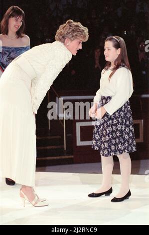 HRH la princesse de Galles, la princesse Diana, assiste aux Red Cross-Daily Mirror Care in Crisis Awards à l'Albert Hall de Londres. La photo montre la princesse avec Shelley Sartain, 10 ans, qui a été impliqué dans un sauvetage spectaculaire de bateau à rames. Photo prise le 26th novembre 1992 Banque D'Images