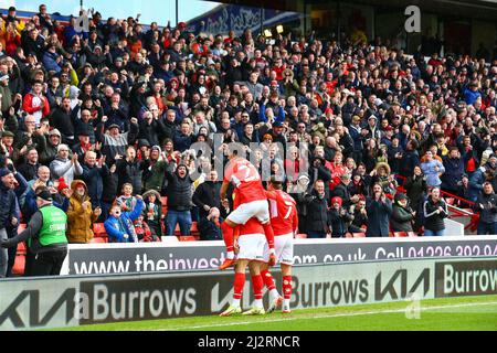Oakwell, Barnsley, Angleterre - 2nd avril 2022 Callum Brittain (7) et amine Bassi (27) célèbrent avec le barbueur Carlton Morris Banque D'Images