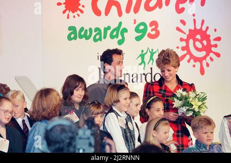 HRH la princesse de Galles, la princesse Diana, assiste à la cérémonie de remise des prix de l'enfant de l'année du Barnado au Dorchester Hotel de Londres. L'acteur d'Hollywood Sylvester Stallone a également assisté à l'événement et est dans ce cadre avec la princesse. Photo prise le 10th novembre 1993 Banque D'Images