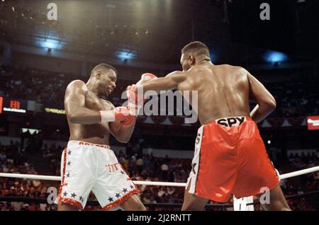 Lennox Lewis contre Tony Tucker, a été facturé comme Star Spangled Glory, un match de boxe professionnel disputé le 8th mai 1993 pour le championnat WBC Heavyweight. Lewis a gagné par décision unanime. (Photo) action de combat. 8th mai 1993 Banque D'Images