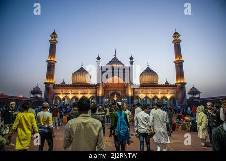 Les musulmans indiens partent après avoir brisé leur jeûne pendant le ramadan, le mois Saint de jeûne à la mosquée Jama Masjid dans le Vieux Delhi. Les dévots musulmans se rassemblent au coucher du soleil dans la mosquée Jama Masjid, dans la vieille ville de Delhi, pour briser leur jeûne pendant le mois du Ramadan. JAMA Masjid est l'une des plus grandes et des plus anciennes mosquées d'Inde. Banque D'Images