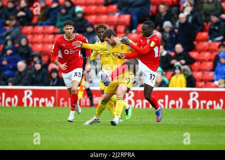 Oakwell, Barnsley, Angleterre - 2nd avril 2022 Claudio Gomes (17) de Barnsley défis John Swift (10) de Reading pour le ballon Banque D'Images