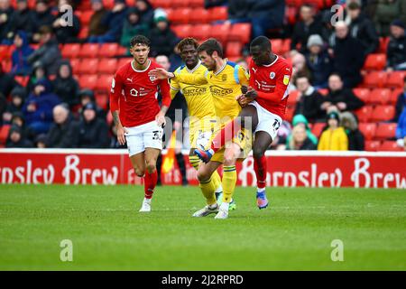 Oakwell, Barnsley, Angleterre - 2nd avril 2022 Claudio Gomes (17) de Barnsley défis John Swift (10) de Reading pour le ballon Banque D'Images