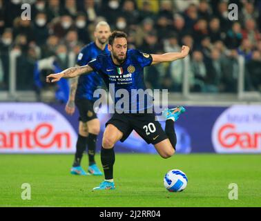 Turin, Italie. 03rd avril 2022. Hakan Calhanoglu d'Inter pendant le championnat italien Serie Un match de football entre Juventus FC et FC Internazionale le 3 avril 2022 au stade Allianz à Turin, Italie - photo Nderim Kaceli/DPPI crédit: DPPI Media/Alay Live News Banque D'Images