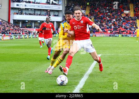 Oakwell, Barnsley, Angleterre - 2nd avril 2022 Josh Laurent (28) de Reading et Liam Kitching (5) de Barnsley chase pour le bal Banque D'Images