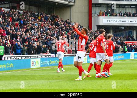 Oakwell, Barnsley, Angleterre - 2nd avril 2022 Carlton Morris (14) de Barnsley reconnaît les fans après qu'il a marqué le but d'ouverture Banque D'Images
